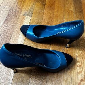 CHANEL Women's Pump in Navy Blue size 41